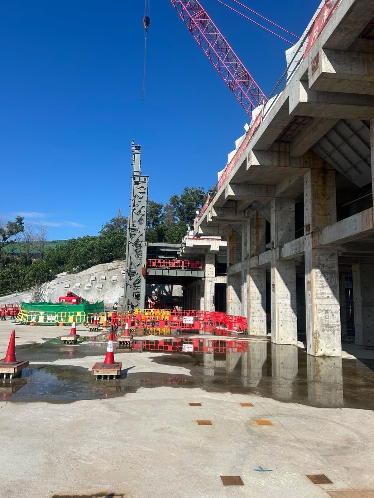 Steel structure erection with aerial access